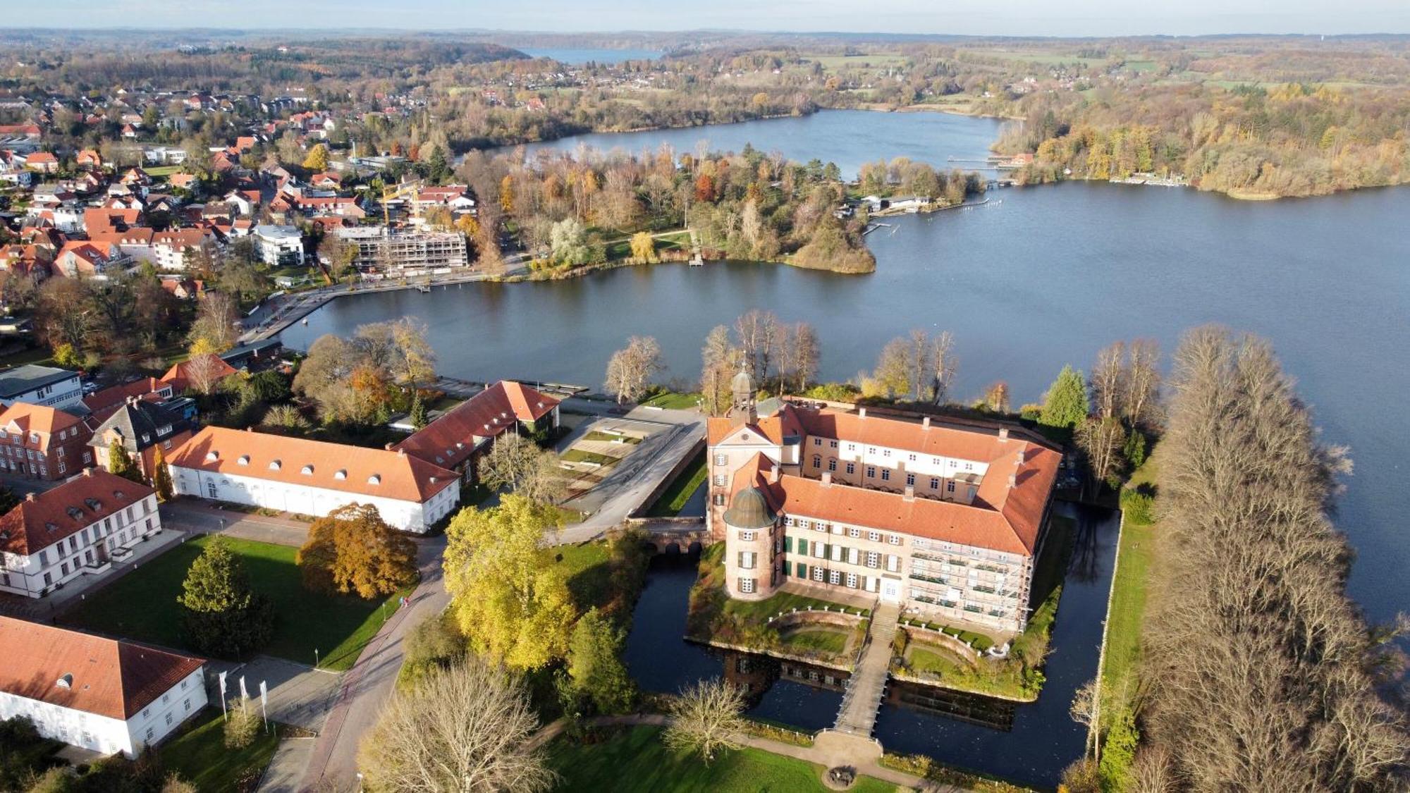 Mitten Im Gruenen - Apartment Mit Wohlfuehlcharakter In Stadtrandlage Eutin Bagian luar foto