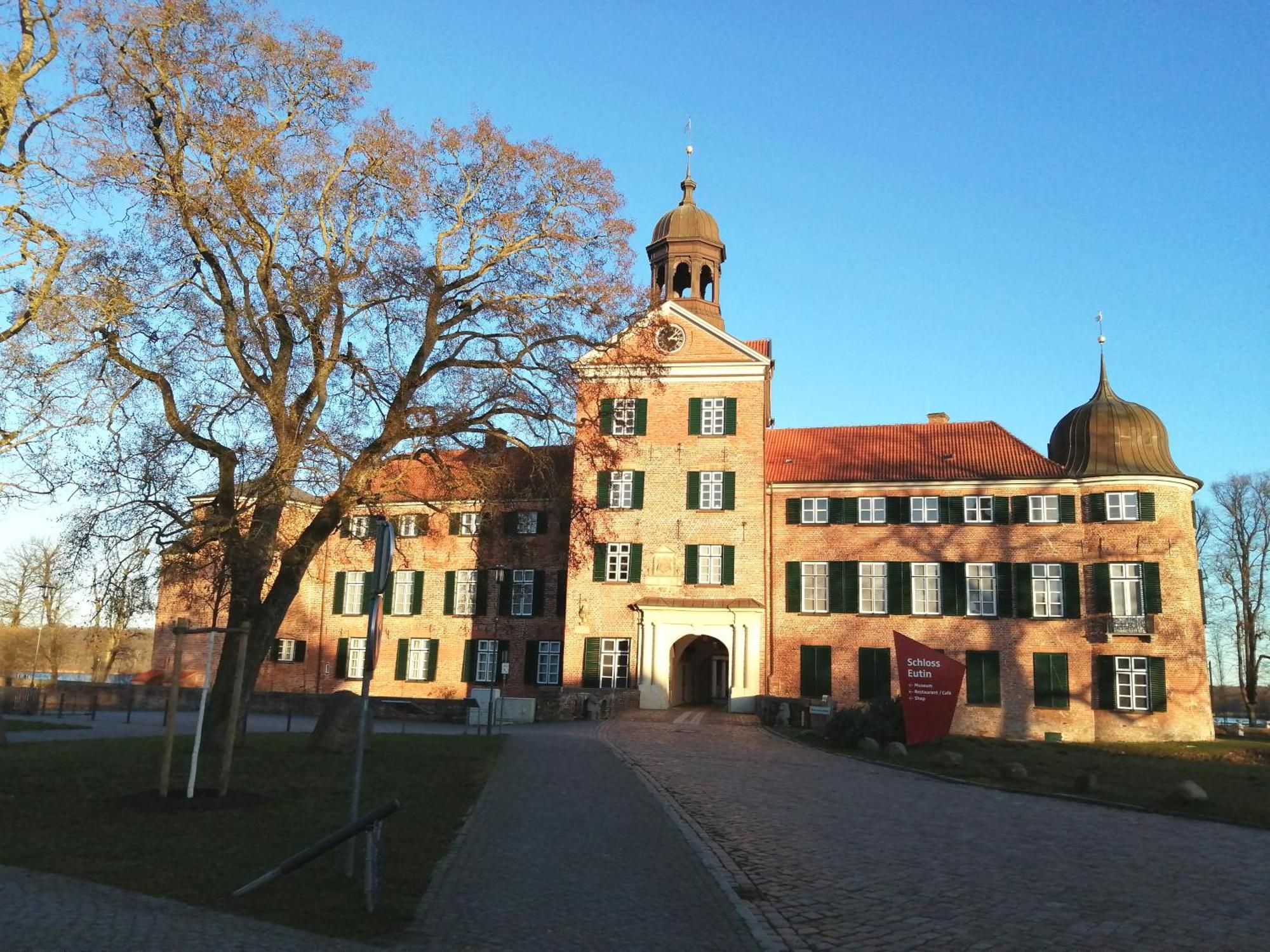 Mitten Im Gruenen - Apartment Mit Wohlfuehlcharakter In Stadtrandlage Eutin Bagian luar foto